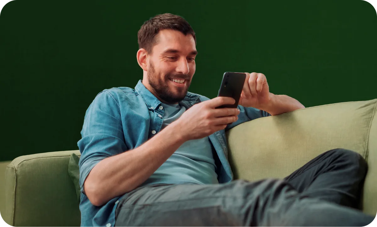 Cliente pesquisando no celular